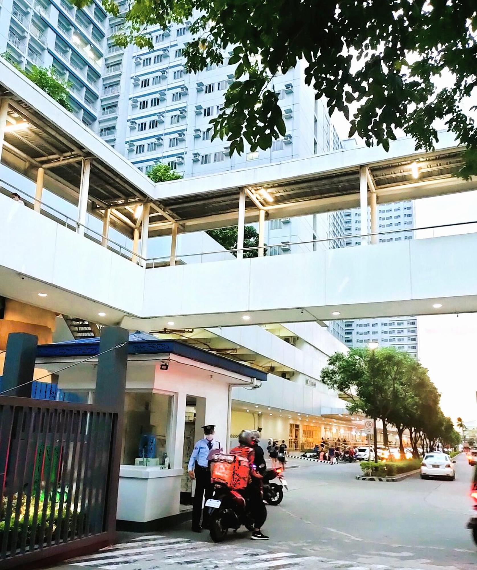 Grass Residences Rendezvous Sm North Edsa Qc Манила Экстерьер фото